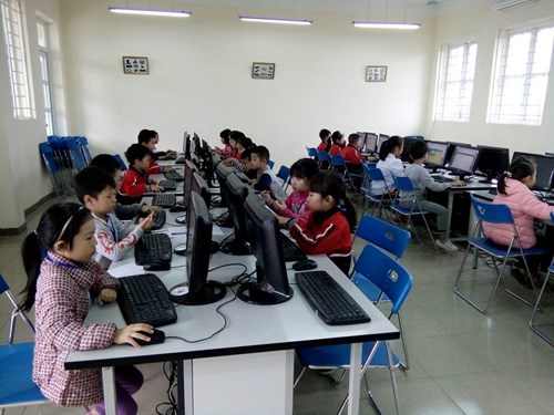 Học sinh tham gia thi giải Toán bằng Tiếng Anh trên Internet cấp trường